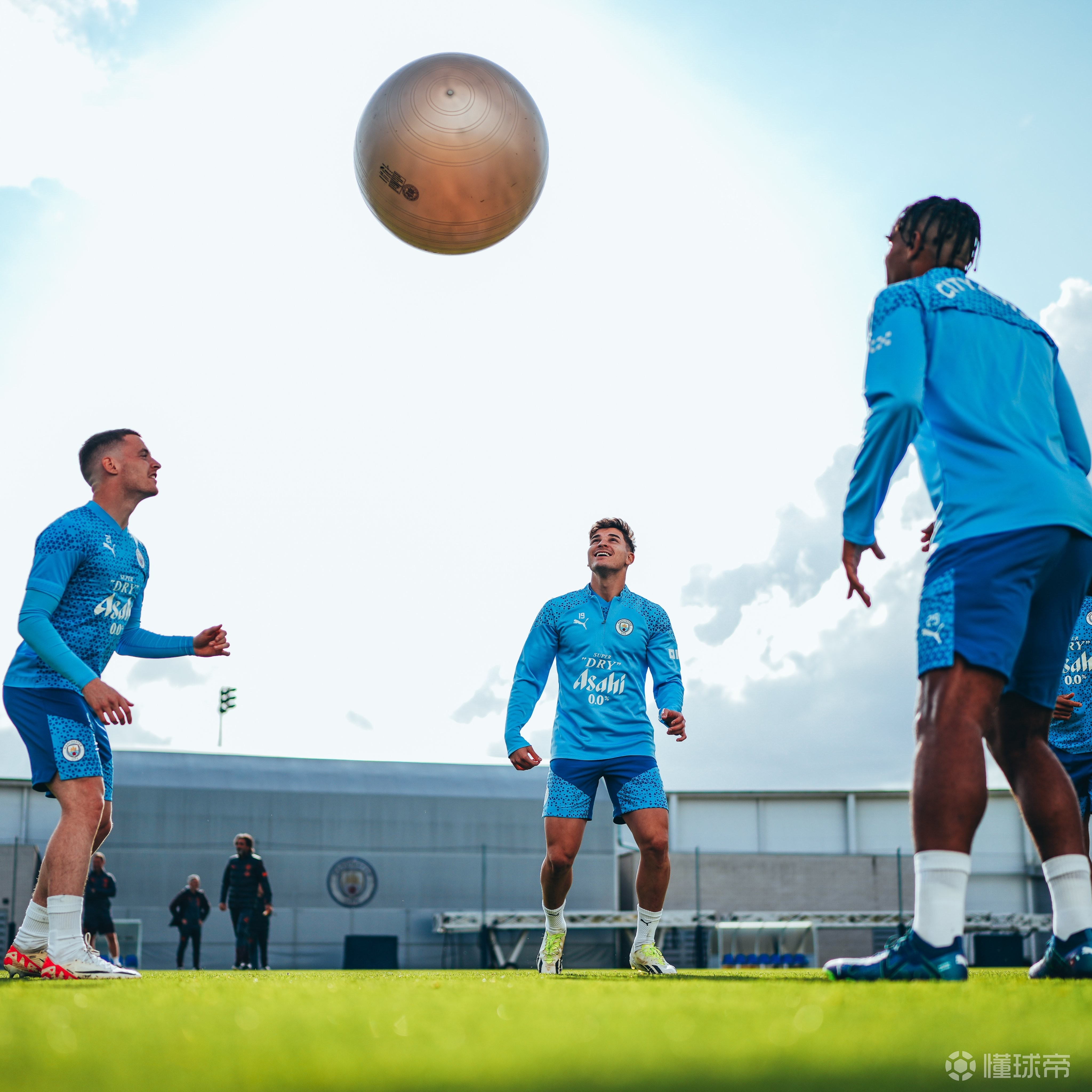 英超今晨再迎强敌，广州队豪取连胜，主帅态度：话题不断，阵容厚度经受考验(曼联豪取英超四连胜)-开云